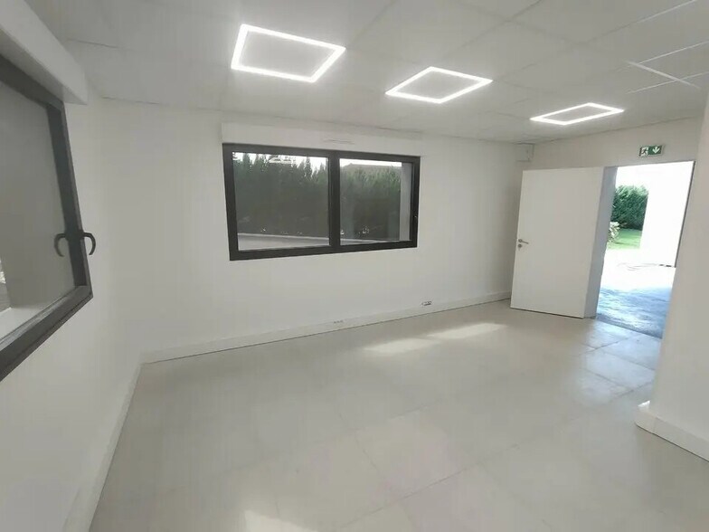 Flex in Colombier-Saugnieu for lease - Interior Photo - Image 2 of 6