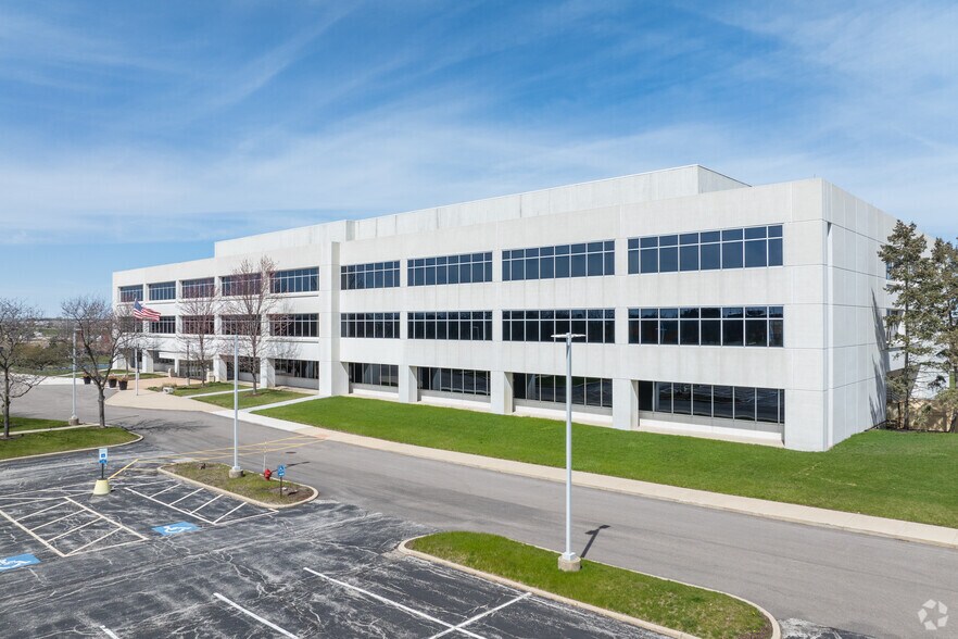 2245 Sequoia Dr, Aurora, IL for sale - Primary Photo - Image 1 of 1