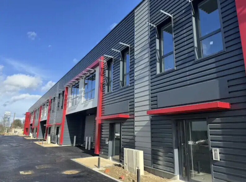 Flex in Ferrières-en-Brie for lease - Building Photo - Image 1 of 5