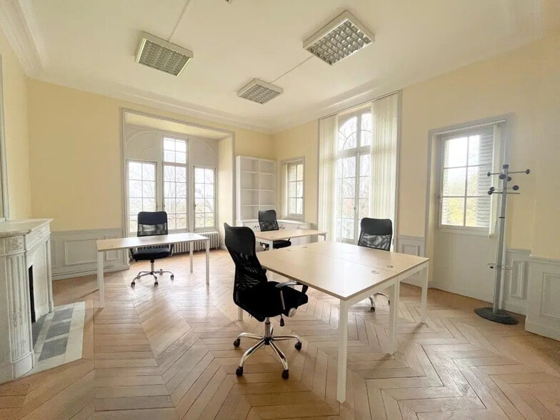 Office in Louveciennes for lease - Interior Photo - Image 3 of 12
