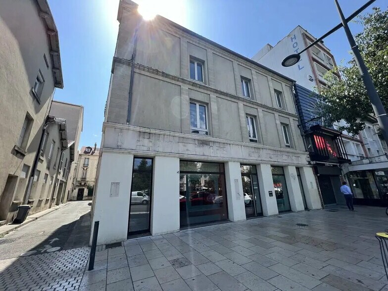 Retail in Valence for lease - Building Photo - Image 1 of 4