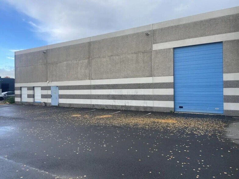 Office in Carvin for lease - Building Photo - Image 1 of 7