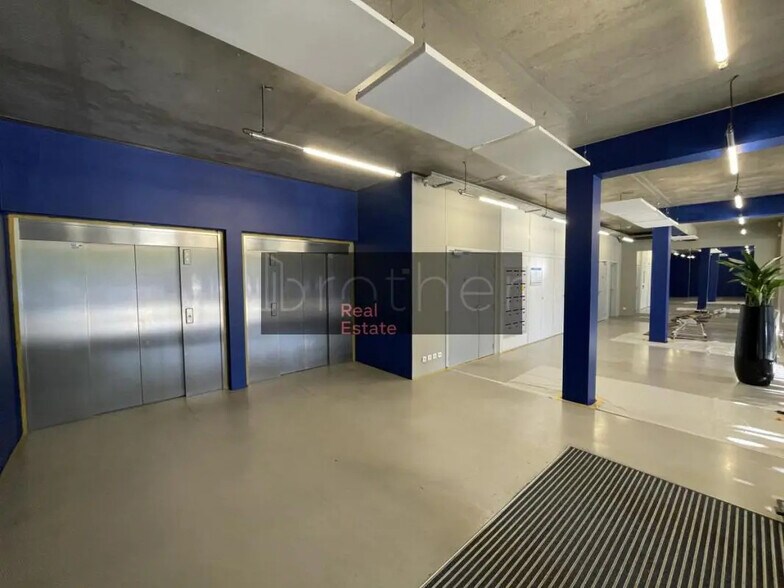 Office in Bordeaux for lease - Building Photo - Image 2 of 7
