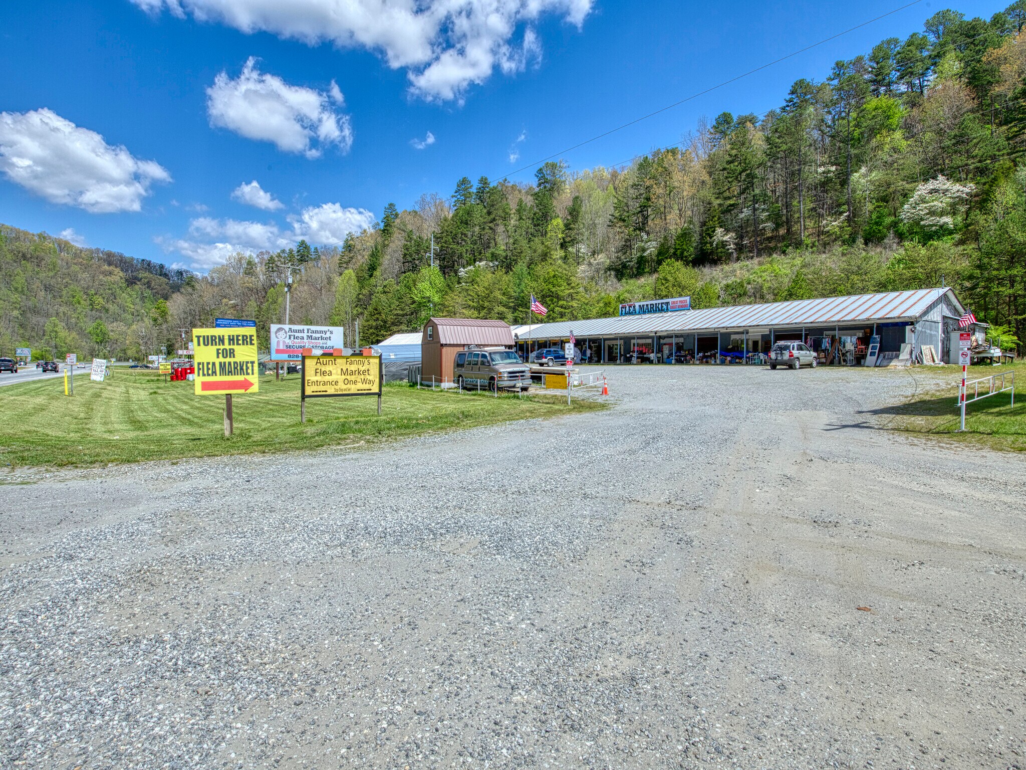 5262 US Highway 74 W, Whittier, NC 28789 Aunt Fannies Flea Market