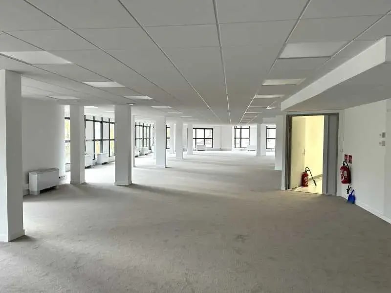 107 Quai Du Docteur Dervaux, Asnières-sur-Seine for lease Interior Photo- Image 1 of 4