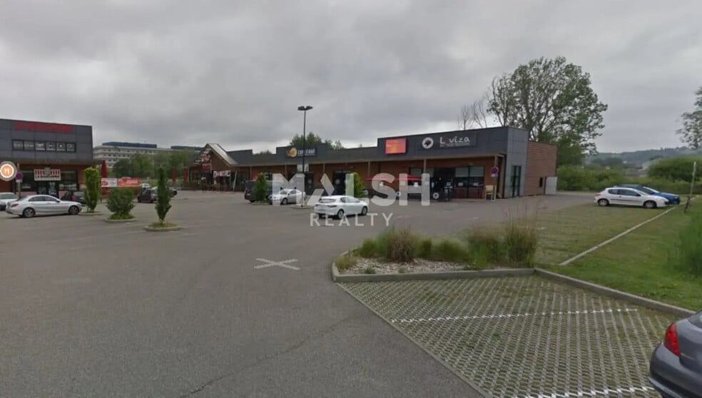 Retail in Bourgoin-Jallieu for lease - Building Photo - Image 1 of 1