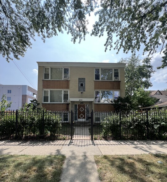 4021 W Belle Plaine Ave, Chicago, IL for sale - Building Photo - Image 2 of 7