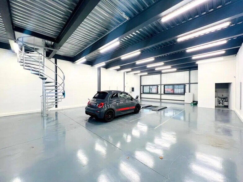 Flex in BOIS-D'ARCY for lease - Interior Photo - Image 2 of 4