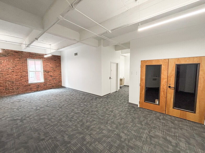 130-136 E Chestnut St, Columbus, OH for lease - Building Photo - Image 3 of 13