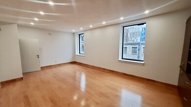 221-229 Rue Notre-Dame O, Montréal, QC for lease Interior Photo- Image 2 of 5