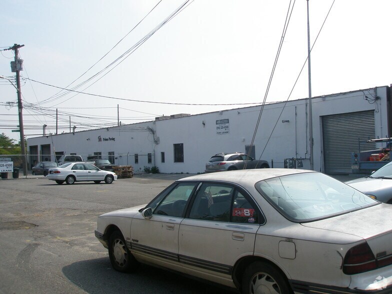 1 Burns Ave, Hicksville, NY for sale - Primary Photo - Image 1 of 1