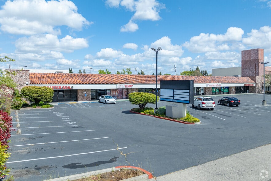 2617-2667 Alta Arden Expy, Sacramento, CA for lease - Primary Photo - Image 3 of 4