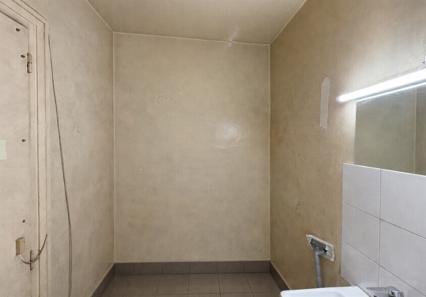 Retail in Paris for lease - Building Photo - Image 3 of 5