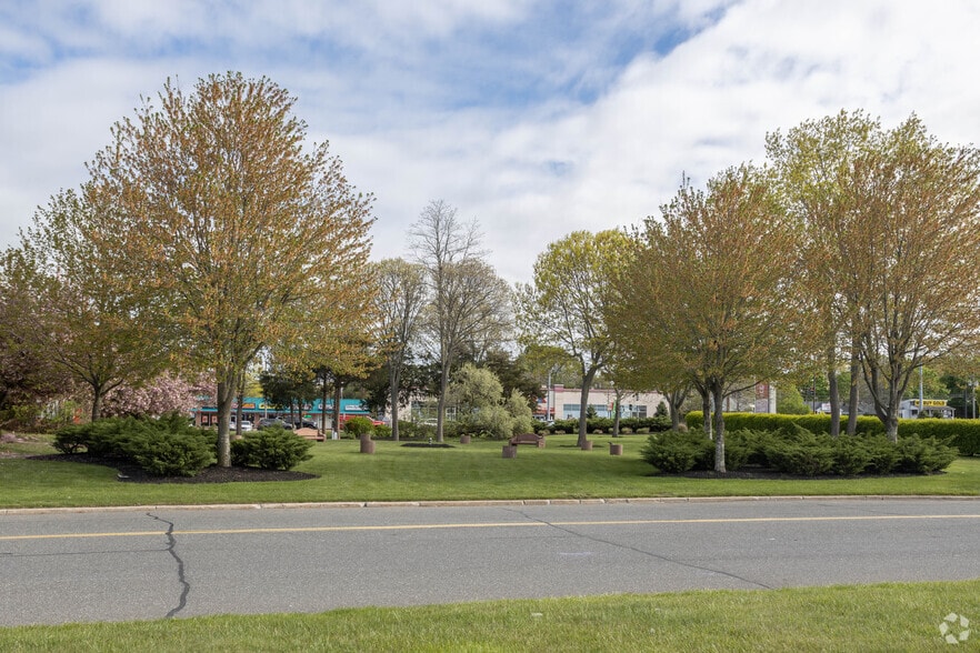 201-401 Independence Plz, Selden, NY for lease - Building Photo - Image 2 of 9