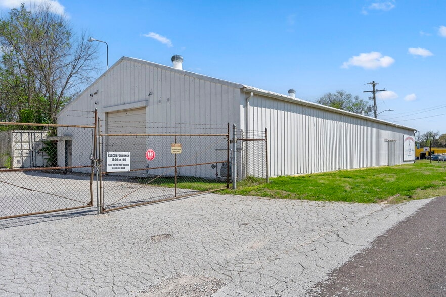 2557 W Olive St, Springfield, MO for lease - Building Photo - Image 2 of 47