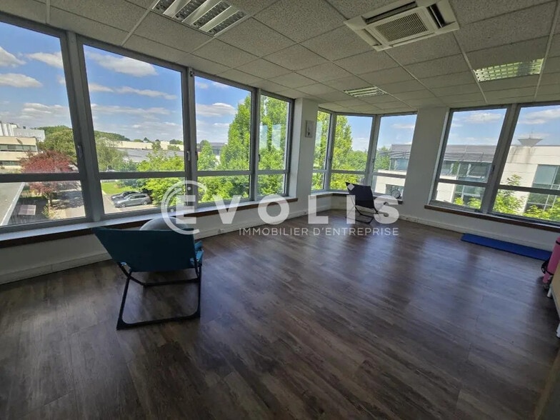 Office in Les Ulis for lease - Interior Photo - Image 2 of 8