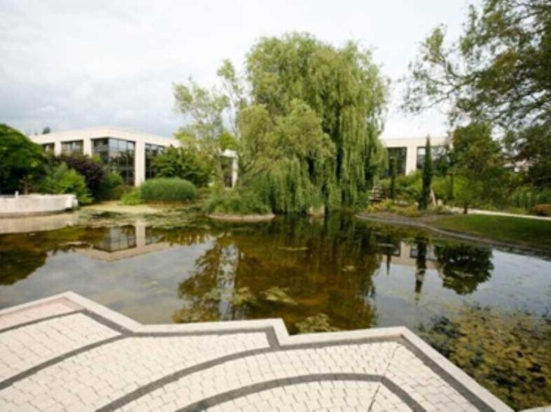 2 Rue Hélène Boucher, Guyancourt for lease - Building Photo - Image 2 of 6