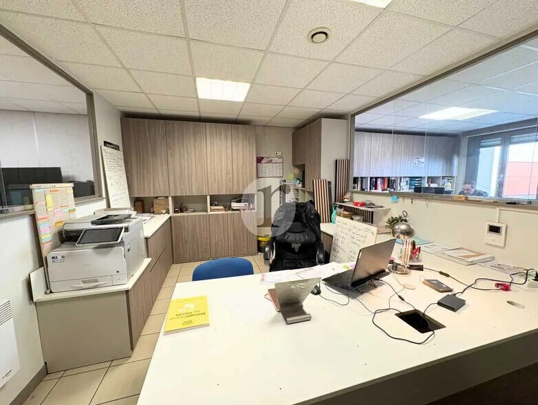 Flex in Comines for lease - Interior Photo - Image 3 of 7