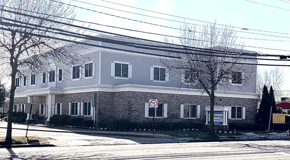 651 Old Country Rd, Plainview, NY for lease - Building Photo - Image 1 of 3