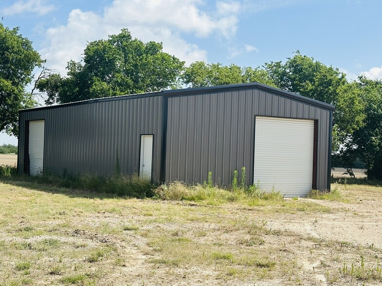 1106 W Kilpatrick St, Cleburne, TX for lease - Building Photo - Image 2 of 11