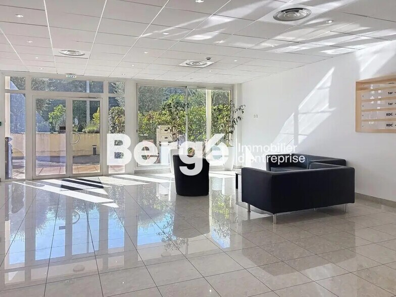 Office in Valbonne for lease - Building Photo - Image 2 of 11