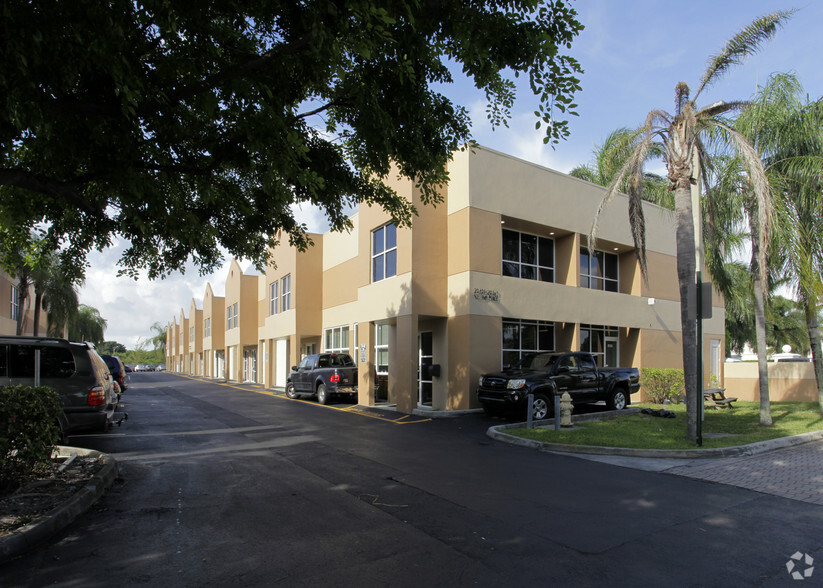 20101-20161 NE 16th Pl, Miami, FL for lease - Primary Photo - Image 1 of 74