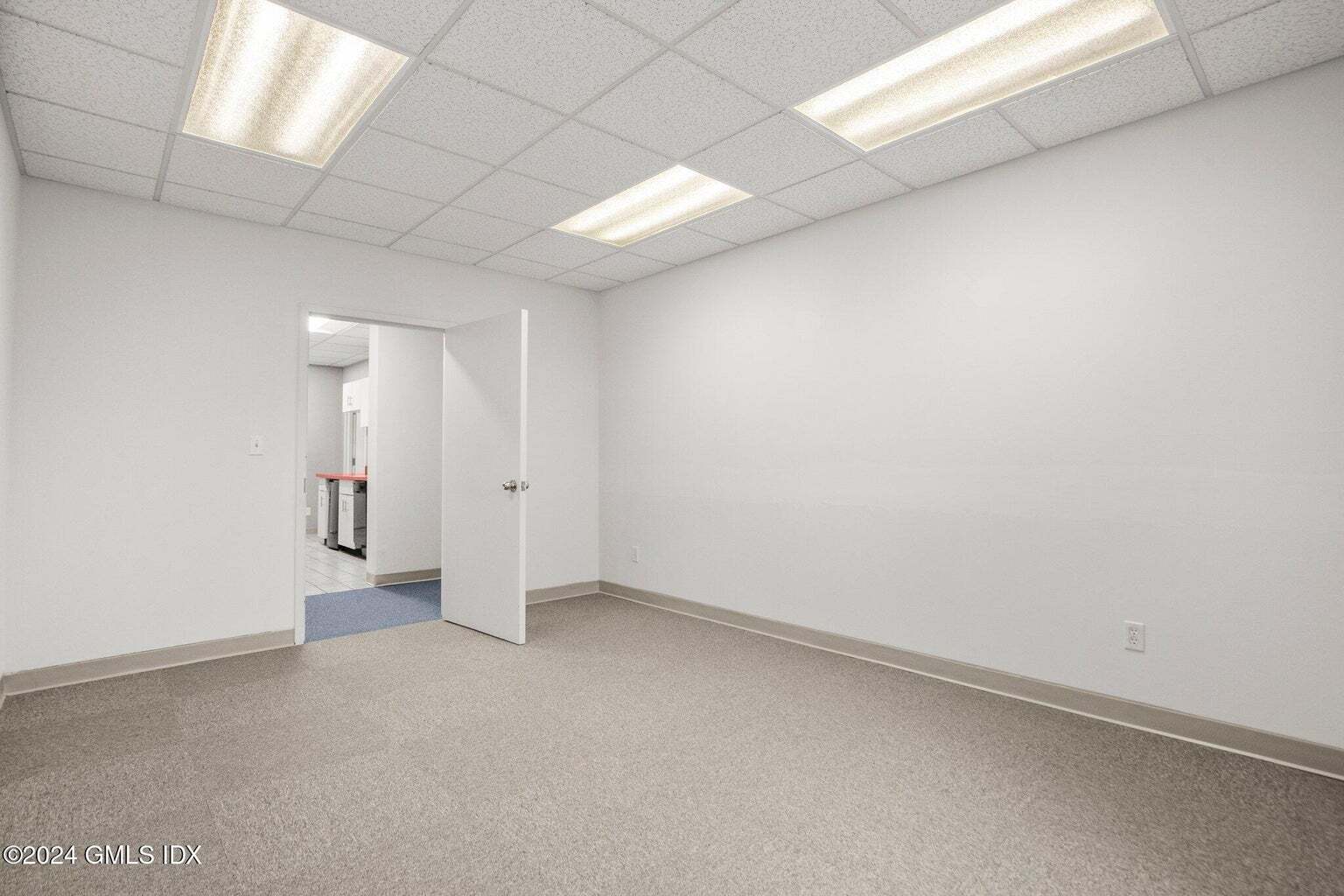 6 Oak St W, Greenwich, CT for lease Interior Photo- Image 1 of 2