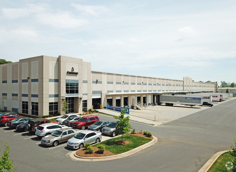 4701 Entrance Dr, Charlotte, NC for lease - Building Photo - Image 1 of 8