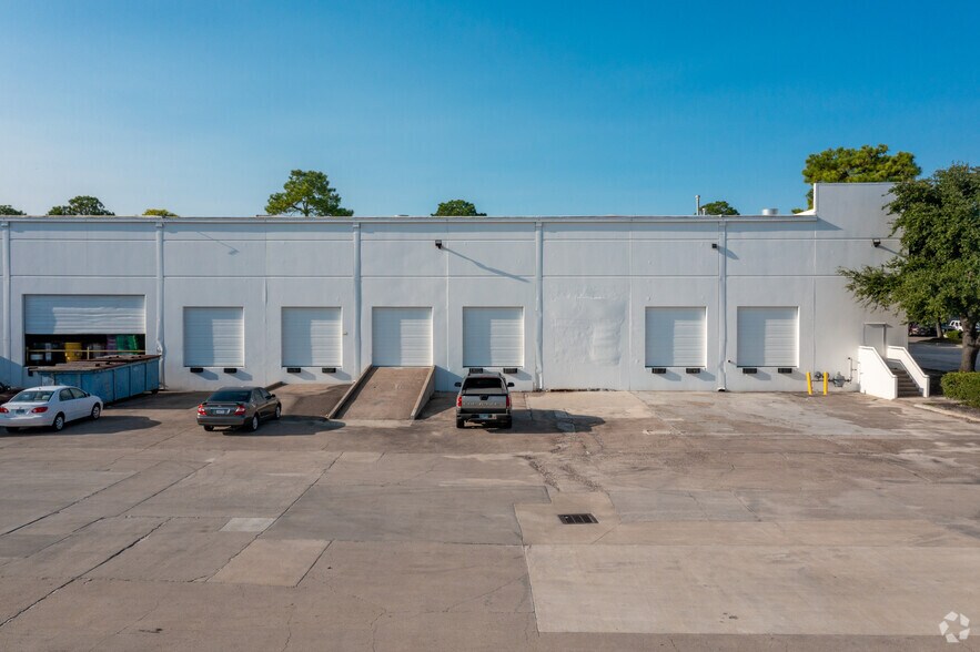 10875 Kempwood Dr, Houston, TX for lease - Building Photo - Image 2 of 4