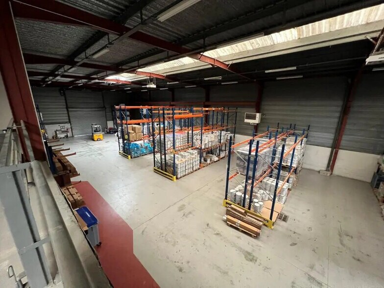 Industrial in Coignières for lease - Interior Photo - Image 1 of 7