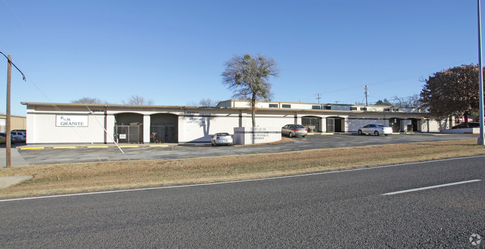 3933 California Pky E, Fort Worth, TX for lease - Primary Photo - Image 1 of 3