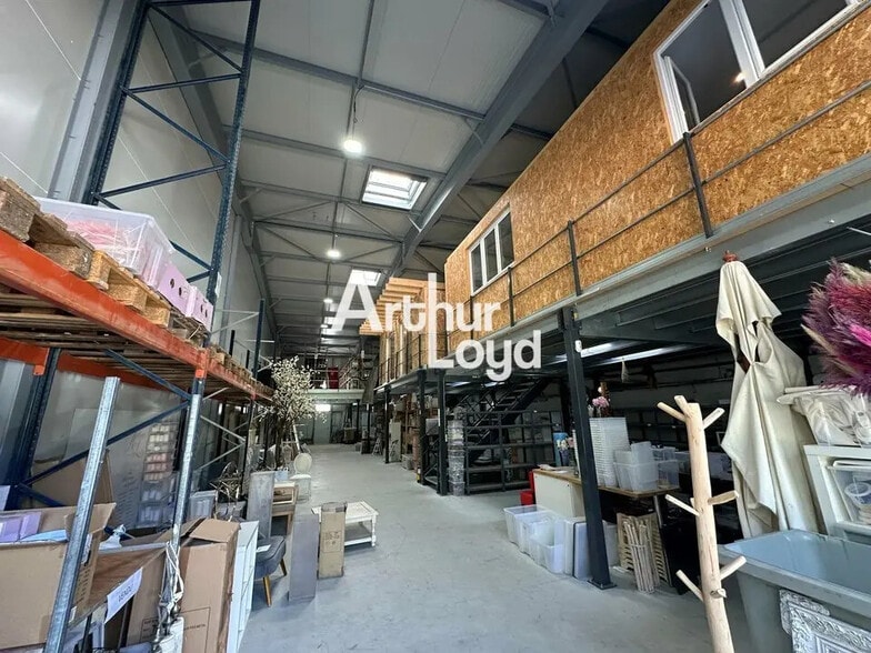 Flex in Vence for lease - Interior Photo - Image 2 of 5