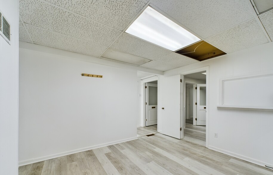 68 Westfield St, West Springfield, MA for lease - Building Photo - Image 2 of 7
