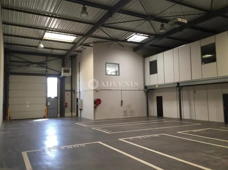 Office in Saint-Priest for lease - Building Photo - Image 2 of 5