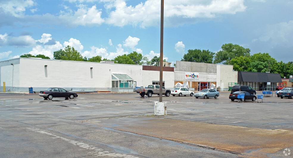 5910 Eastex Fwy, Beaumont, TX for lease - Building Photo - Image 3 of 5