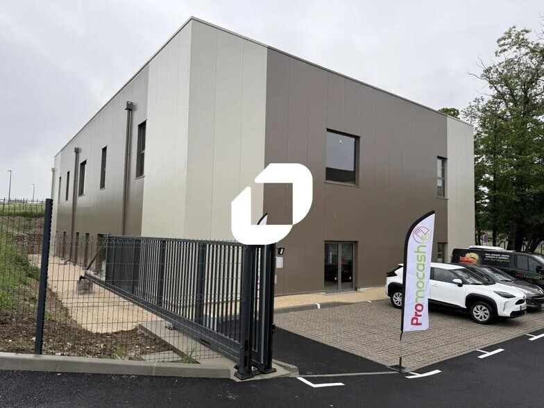 Office in Voiron for lease - Building Photo - Image 3 of 14