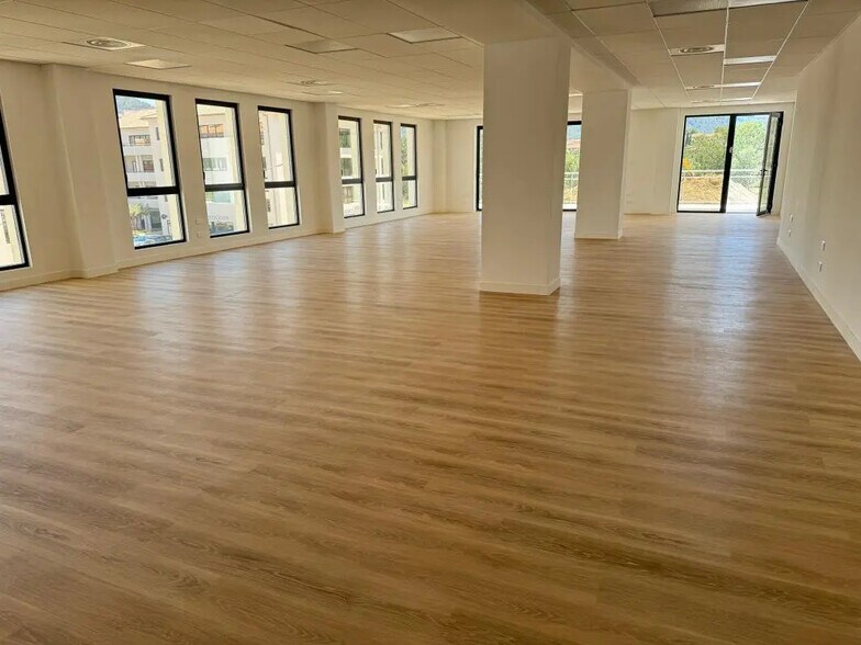 Office in Aubagne for lease - Building Photo - Image 3 of 9