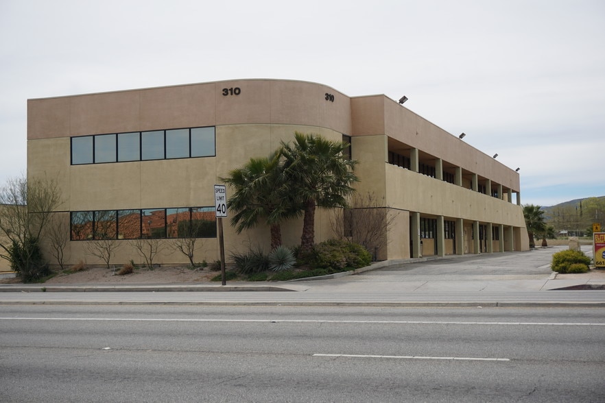 310 E Palmdale Blvd, Palmdale, CA for lease - Primary Photo - Image 2 of 7