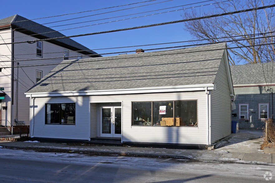 693 N Broadway, East Providence, RI for sale - Primary Photo - Image 1 of 1