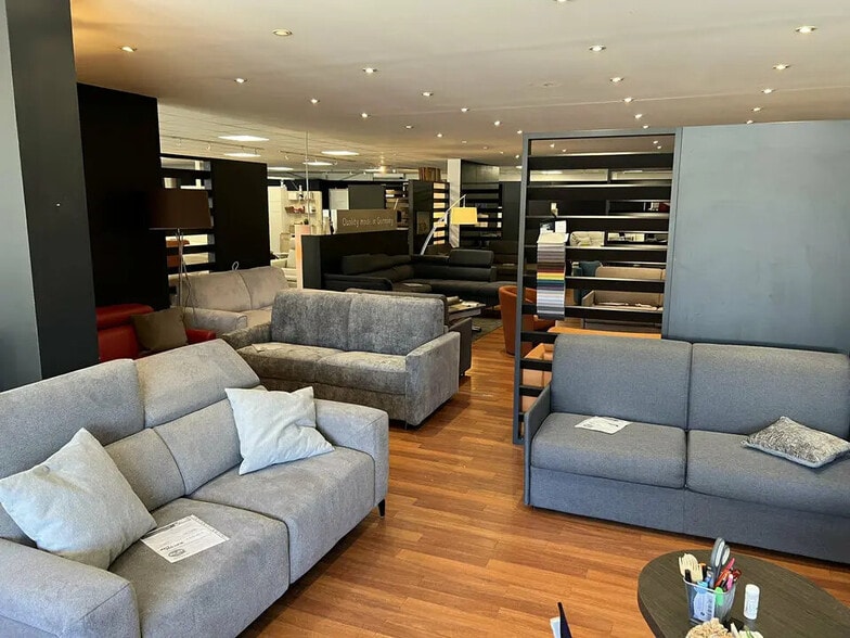 Retail in Vitrolles for lease - Building Photo - Image 2 of 6