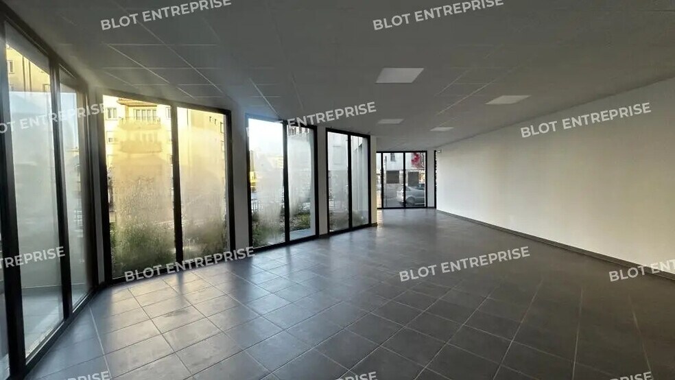Retail in Rennes for lease - Interior Photo - Image 3 of 6