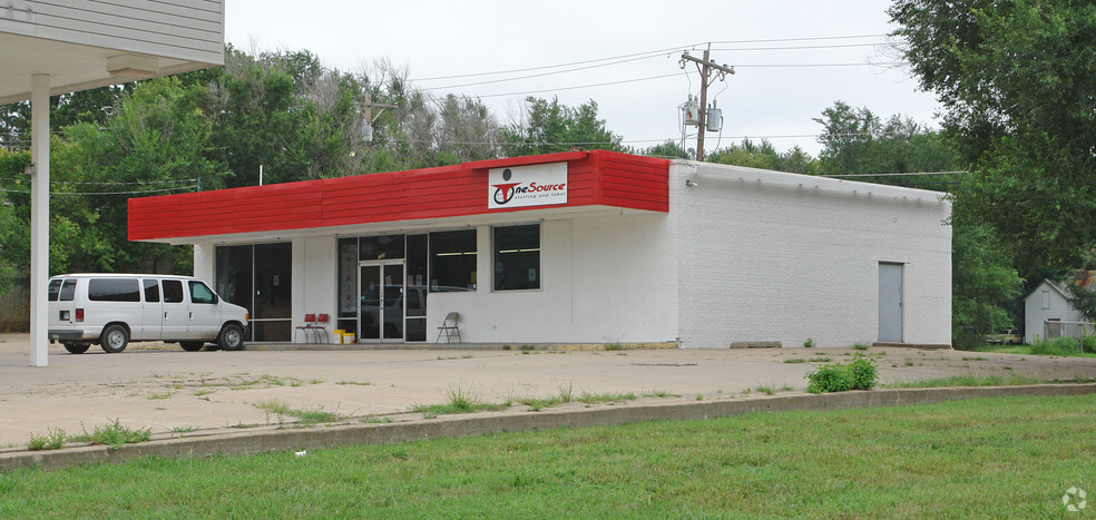 1224 S Kansas Ave, Topeka, KS for lease - Building Photo - Image 2 of 5