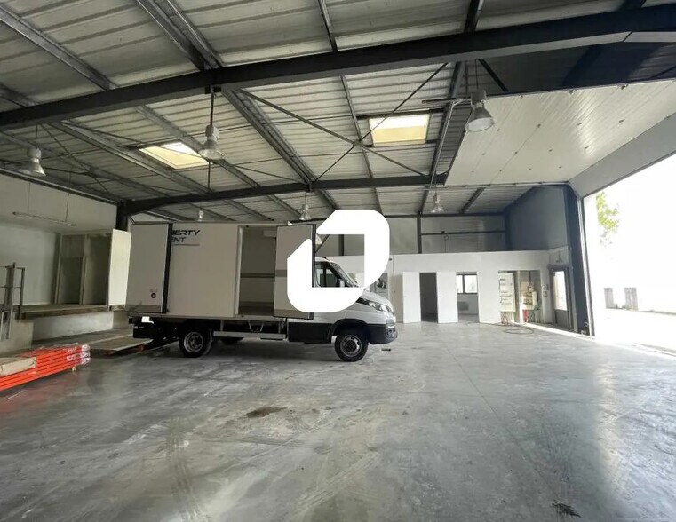 Office in Le Barp for lease - Interior Photo - Image 3 of 6