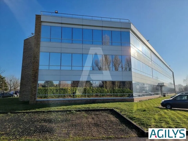 Office in Saclay for lease - Building Photo - Image 2 of 6