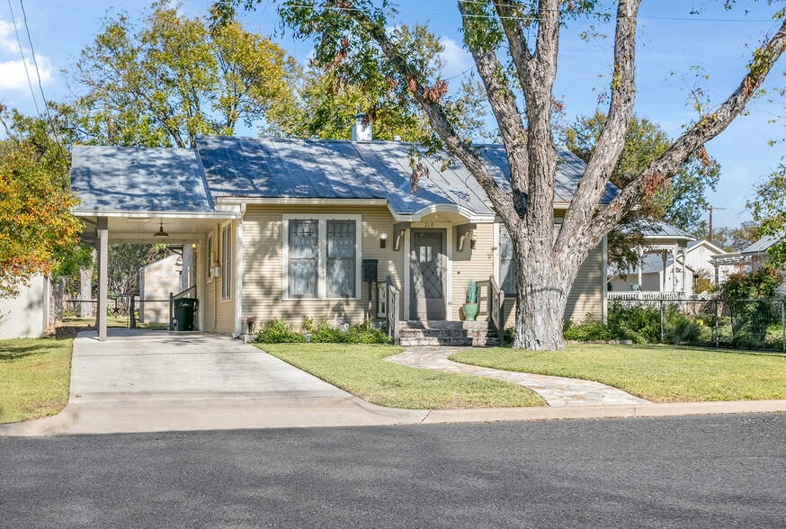 210 E Travis St, Fredericksburg, TX 78624