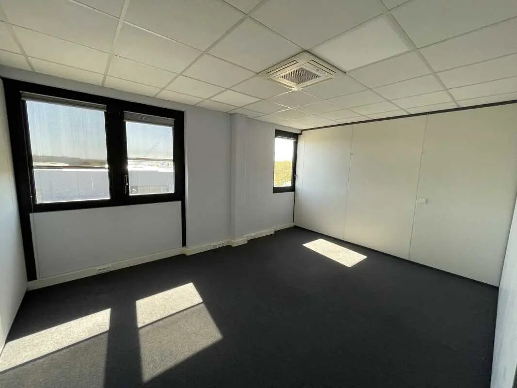 Office in Compiègne for lease Interior Photo- Image 1 of 5