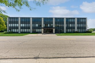 600 Russel Ct, Woodstock, IL for lease Building Photo- Image 2 of 13