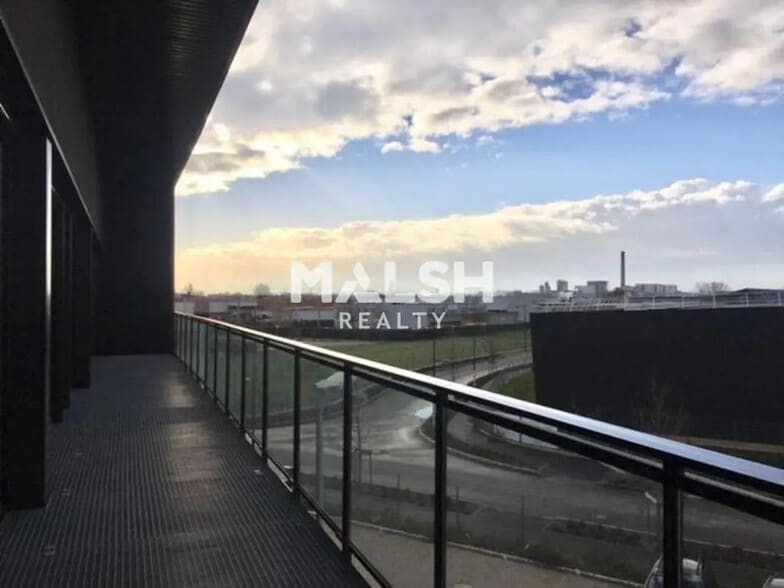 Office in Beynost for lease - Building Photo - Image 3 of 4