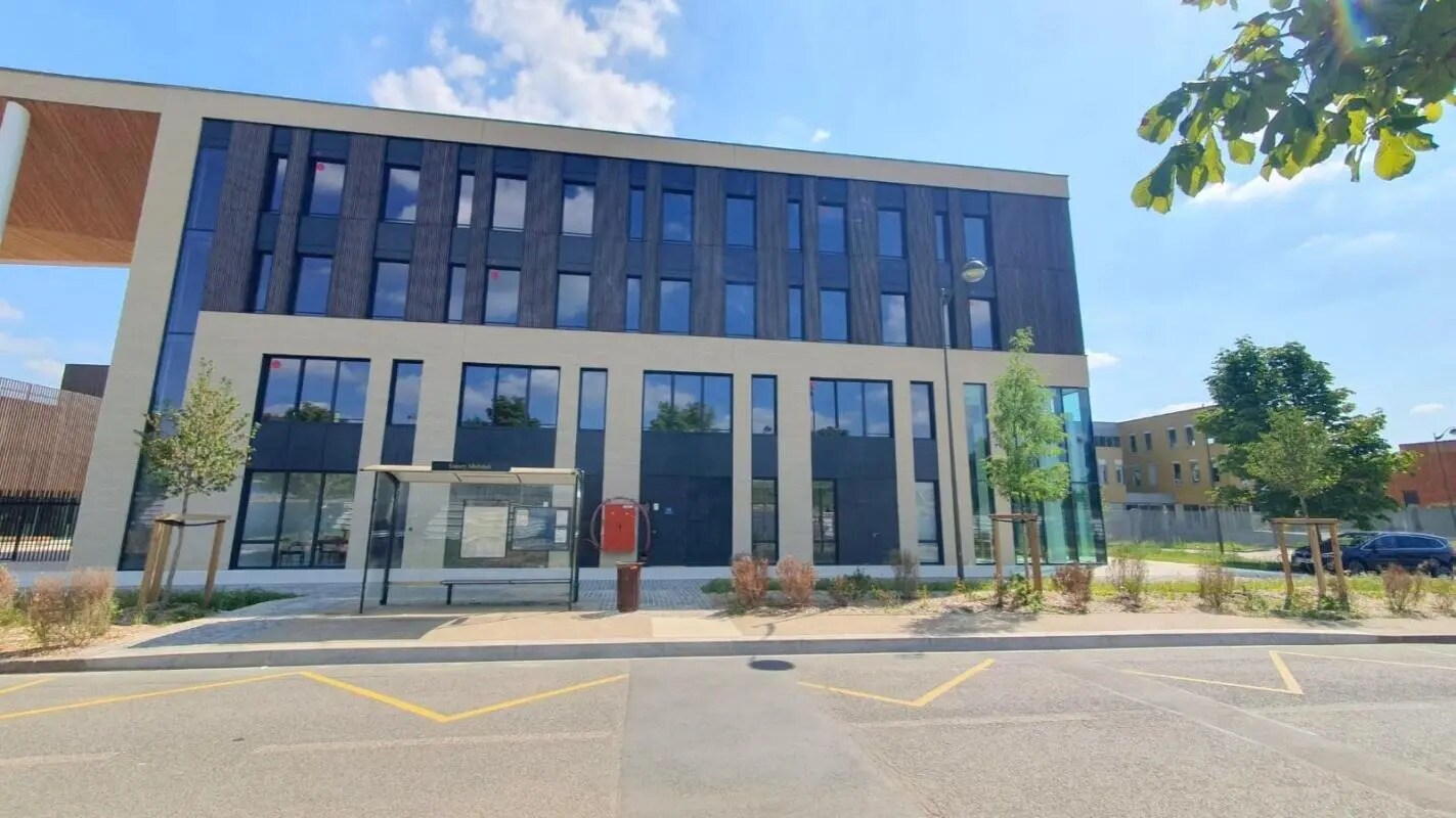 Office in Versailles for lease Building Photo- Image 1 of 16