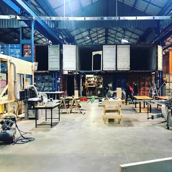 Flex in Marseille for lease - Interior Photo - Image 3 of 5